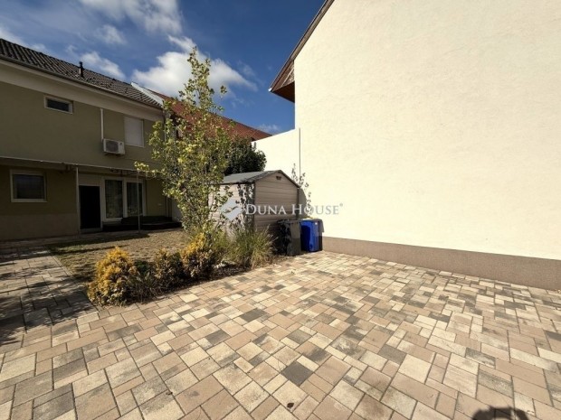 Kecskem�ti elad� 81 nm-es h�z