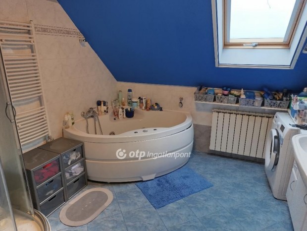 Kecskem�ti elad� 95 nm-es lak�s