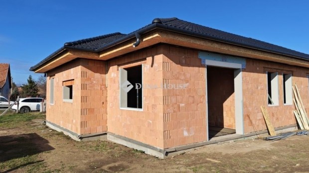 Kecskem�ti elad� 99 nm-es h�z