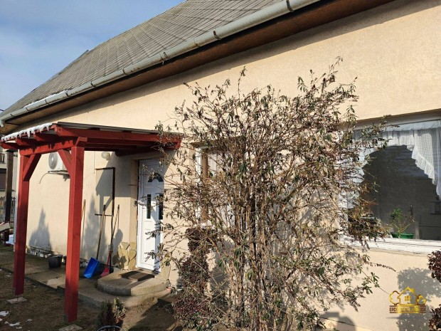 Kedves kis csal�di h�z nagy telekkel R�ckev�n! 1205