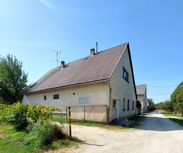 Kedvez� �ron elad� csal�di h�z Tokodon, j�l megk�zel�thet� helyen, zs�