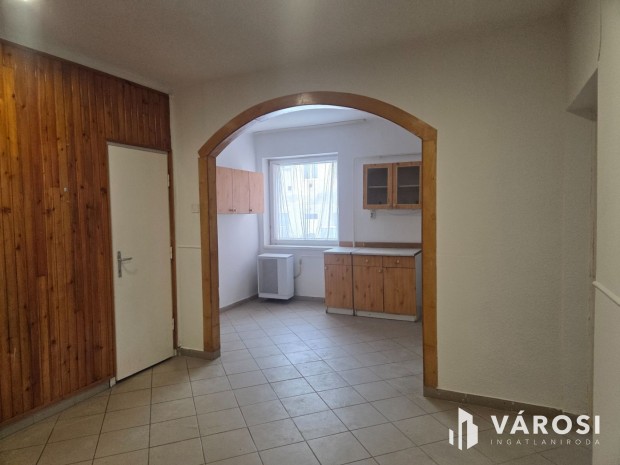 Kedvez� �r�, 68 nm-es v�s�rt�ri lak�s