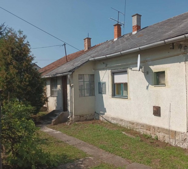 Kedvez� �r� csal�di h�z elad� Csernelyben!