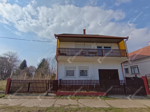 Kedvez� elhelyezked�s� csal�di h�z Berzenc�n