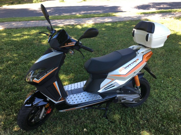 Keeway Matrix 50 cm3 robogó + ajándék hátsó doboz