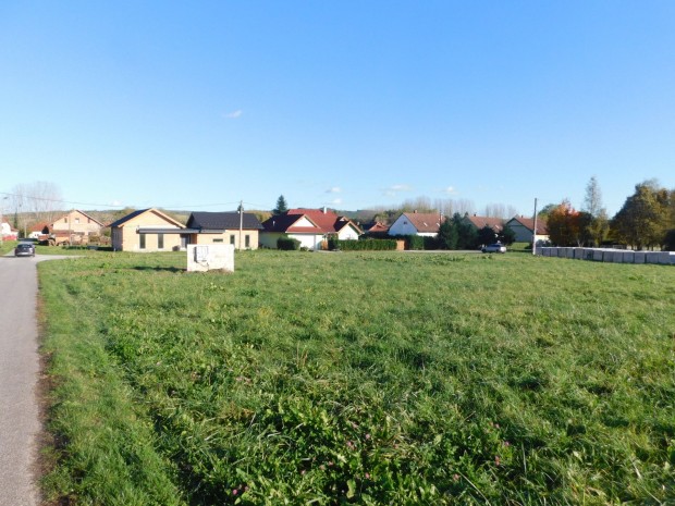 Kehidakust�nyban k�zm�vekkel ell�tott, k�zponthoz k�zeli, telkek