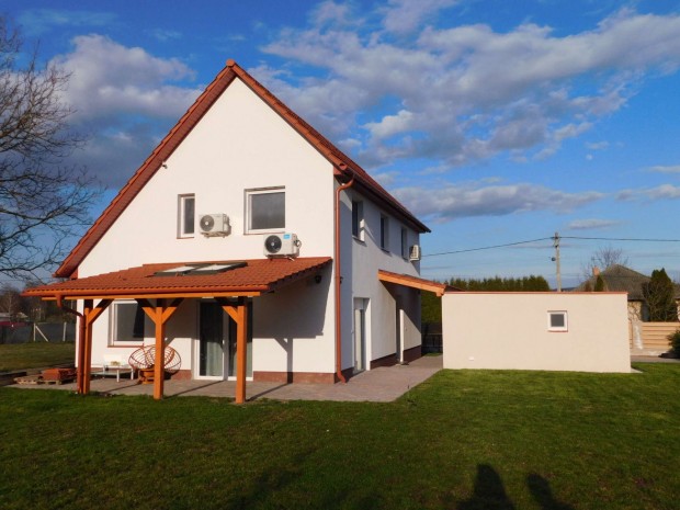 Kehidakust�nyban �j �p�t�s� csal�di h�z elad�