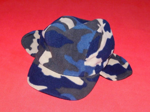 Kék, terepmintás, fülvédős, simléderes sapka, 5-7 évesre, 48-50 cm