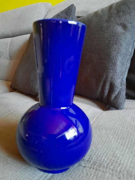 Kék kerámia váza