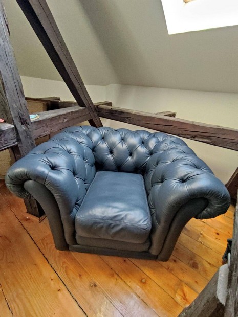 Kék színű bőr chesterfield fotel eladó