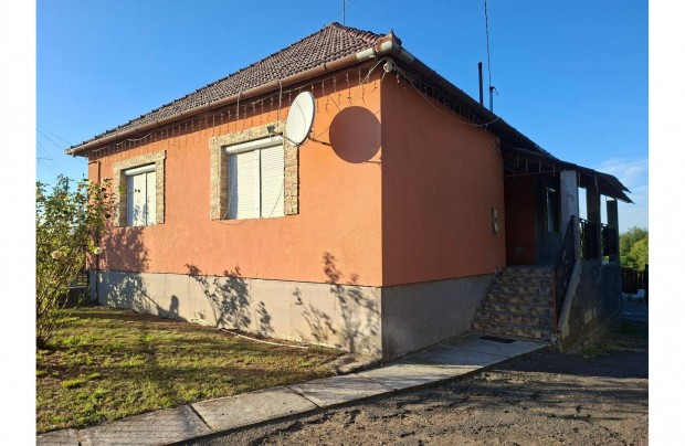 K�kcse telep�l�sen F� �t 161.sz�m alatt csal�di h�z elad�!