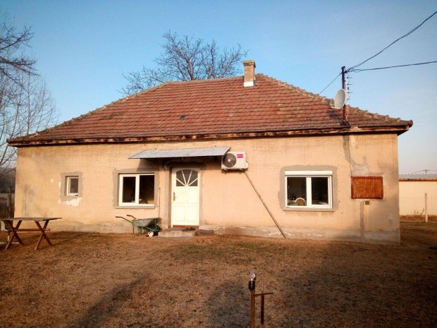 Kelebiai 4 szobás, 78 nm-es tanya, 7 kw-os napelemrendszer