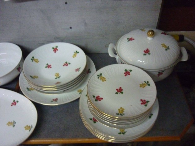 Keletnmet porceln tkszlet