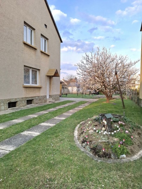 Kellemes csal�di h�z, a d�li v�rosr�szen