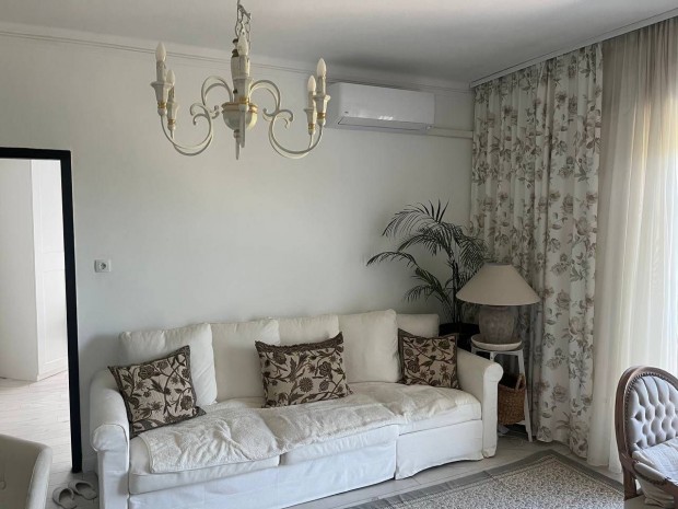 Kellemes hangulat�, TELJESK�R�EN FEL�J�TOTT lak�s �jpesten  �r�kpanor