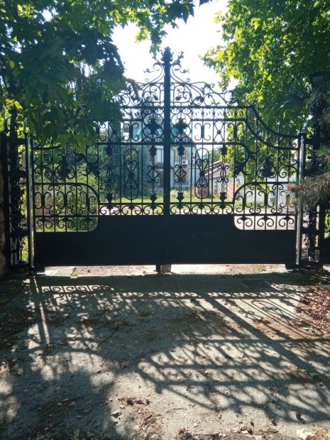 Kem�y utc�ban telek elad�