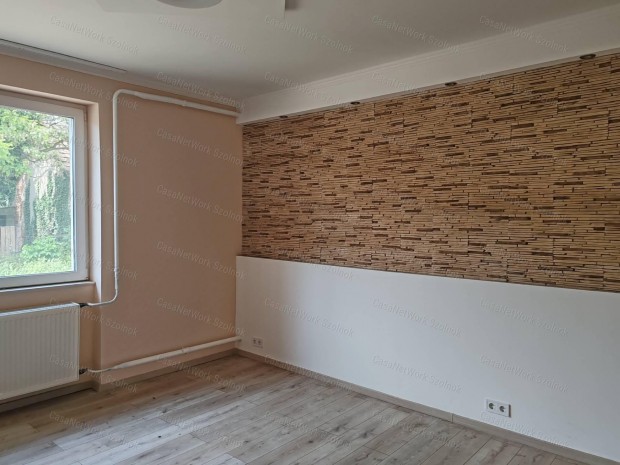 Kengyelen 80 nm-es, r�szben fel�j�tand� csal�di h�z elad�!