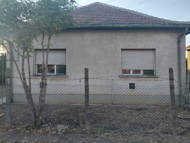 Kengyelen csal�di h�z elad�!