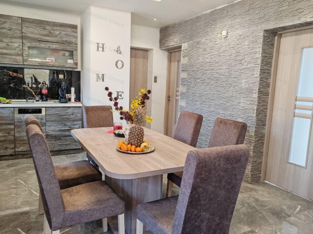 Kengyelen k�tszob�s csal�di h�z elad�!