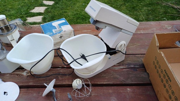 Kenwood KM410 konyhai robotgép kiegészítőkkel