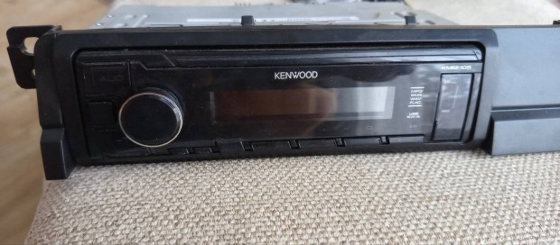 Kenwood Kmm-105, BMW E46 kerettel