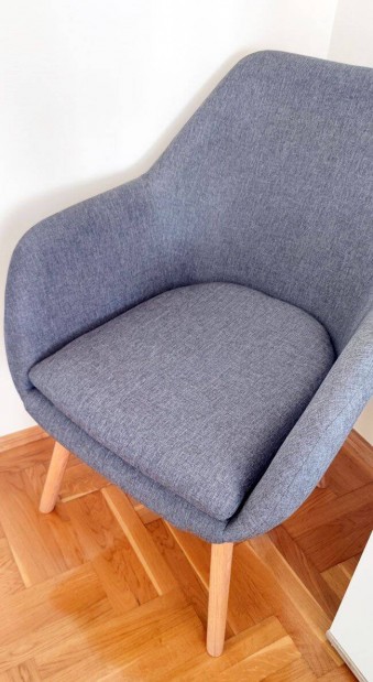 Kényelmes, könnyű fotel eladó tömörfa lábakkal, Új