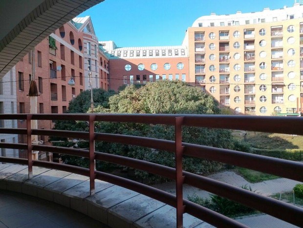 K�nyelmes, t�gas, egyedi kialak�t�s� lak�s