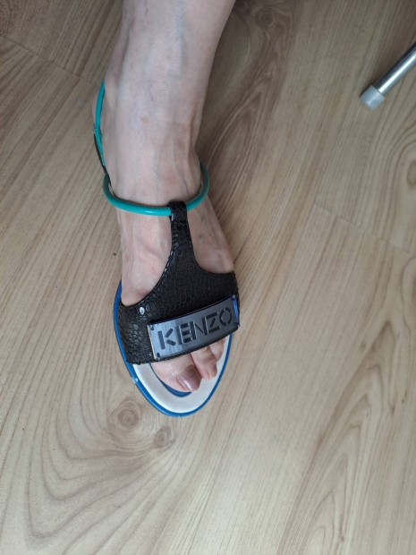 Kenzo nöi szandál