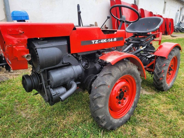 Képen látható tz4k tzk t4k tz4k14b traktor forgalmi és rendszám nélkül