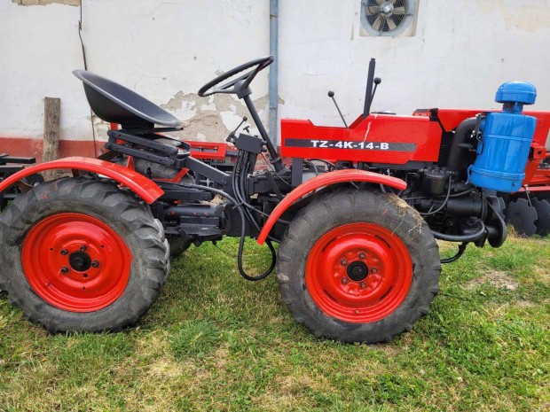 Képen látható tz4ktzk t4k tz4k14b traktor forgalmi és rendszám nélkül