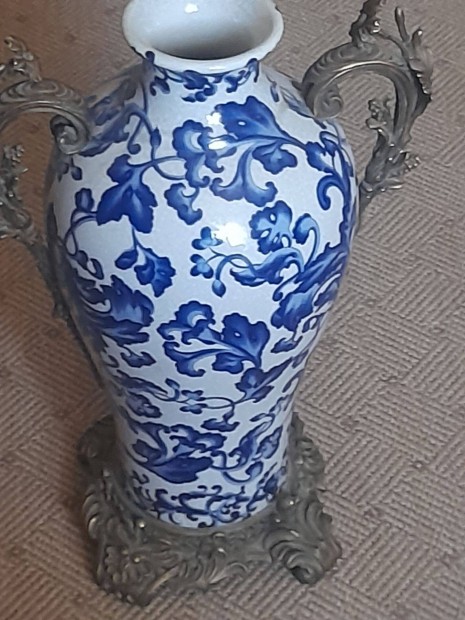 Keramia vaza, bronz talpon, es fulekkel