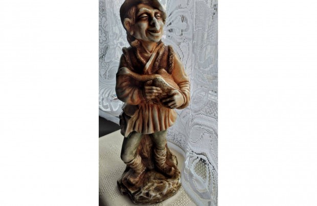 Ker�miafigura Egerben elad�