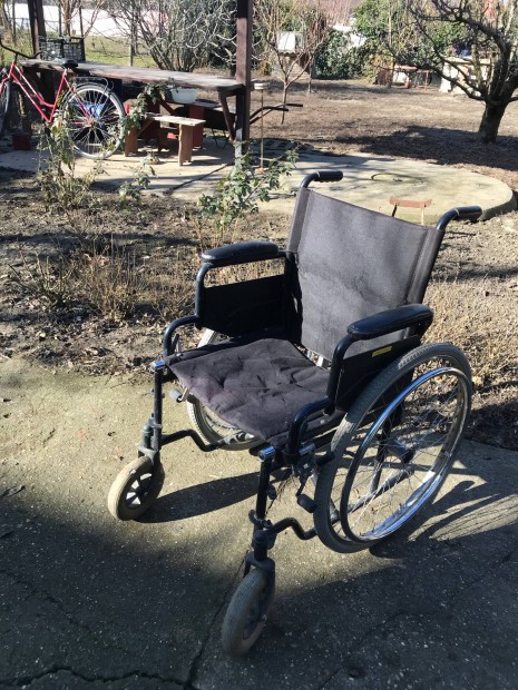 Kerekessz�k tol�kocsi