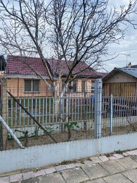 Kerekestelepen, saroktelken, felújított kis ház Eladó