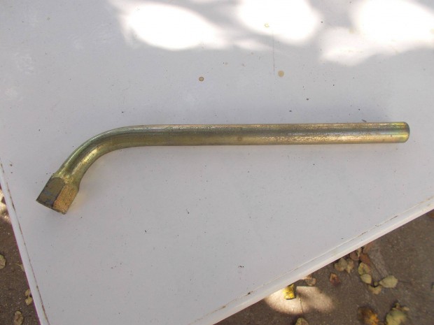 Kerékkulcs kulcs Kerékanya kulcs19mm vagy 17mm (gyári készletből)-