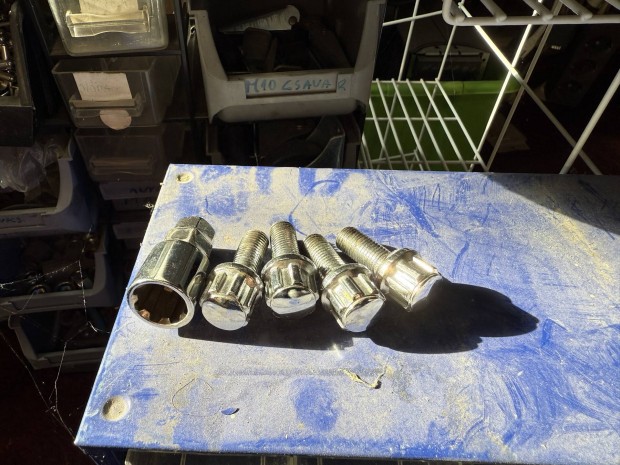 Kerkr M12x1.5 4 darab