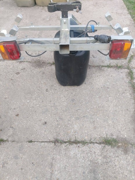 Ker�kp�r sz�ll�t� aut�ra l�mp�val