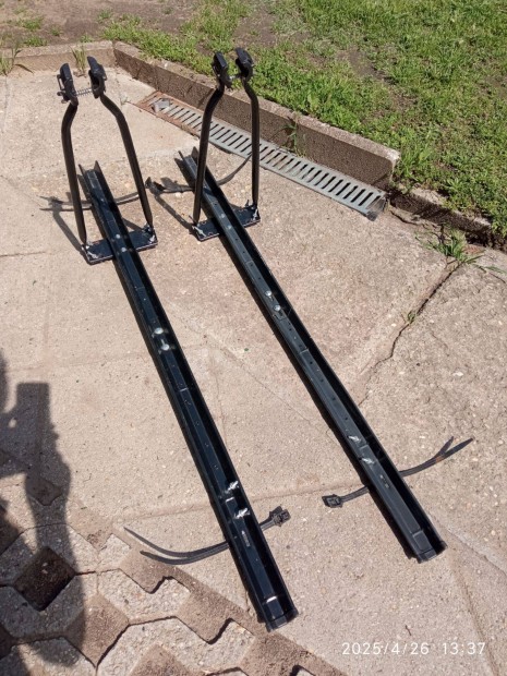 Ker�kp�r sz�ll�t� keret, tet�csomagtart�ra