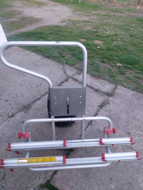 Ker�kp�r sz�ll�t� terepj�r� h�ts� ajt�s p�tker�kbe szerelhet�