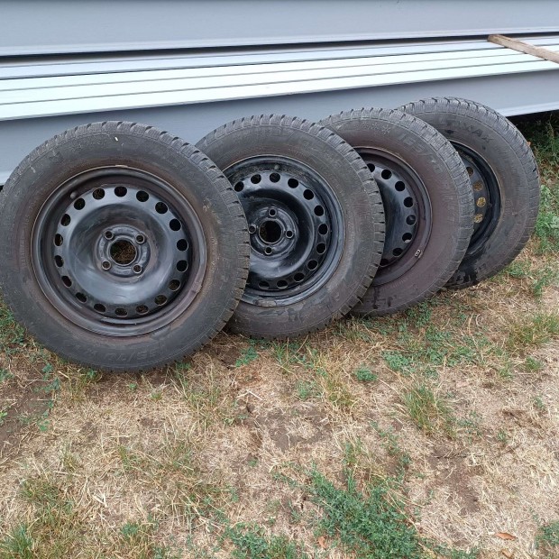 Kerktrcsra szerelt 4db tligumi, Volkswagen Up-on volt