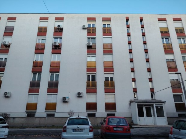 Ker�nyi K�roly utc�ban, elad� fszt.i lak�s.