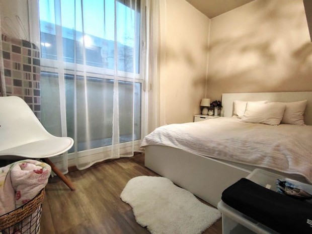 Ker�nyi K�roly utc�ban, elad� fszt.i lak�s.