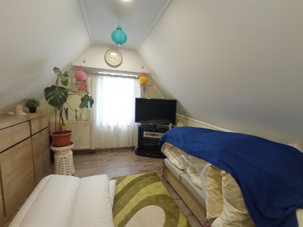 Kerepes, Homok dl, 82 m2-es, csaldi hz, 3 szobs, feljtott /