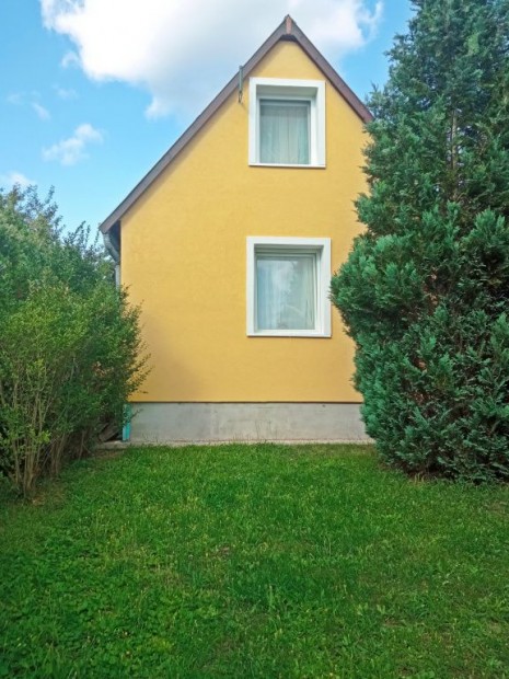 Kerepes, Homok dl, 82 m2-es, csaldi hz, 3 szobs, feljtott /