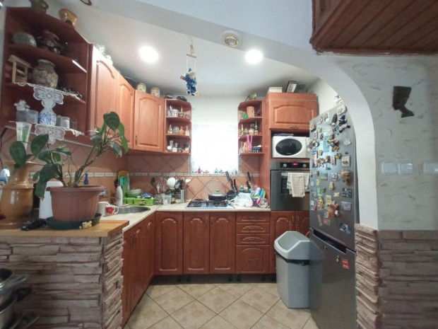 Kerepes, Homok dl, 82 m2-es, csaldi hz, 3 szobs, feljtott /