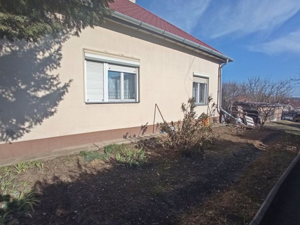 Kerepes, Szabads�g �t, 45 m2-es, sorh�z, 2 szob�s, �tlagos �llapot�