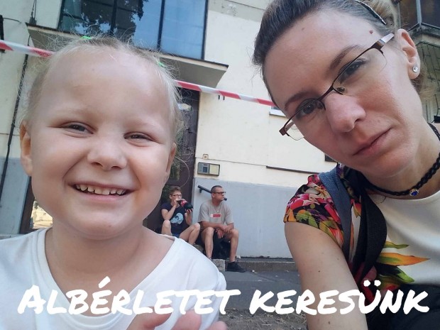 Keresek: Albrlet keresnk csaldommal 