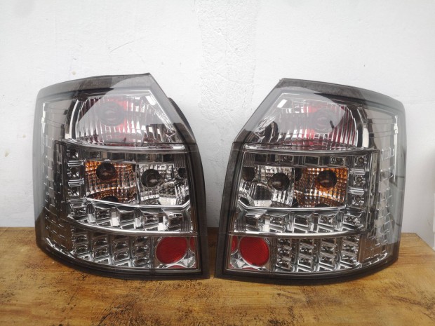 Keresek: Audi A4 B6 kombi led hátsó lámpa pár