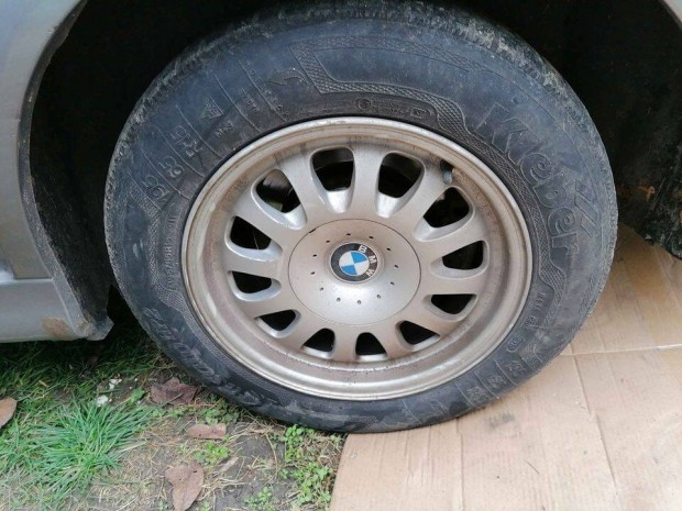Keresek: BMW 15"-os alufelni-hez keresek felni kupakokat