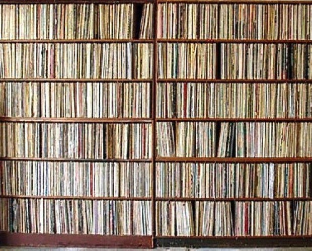 Keresek: Bakelit és cd lemezeket, gyújteményt vennék, csak személyes átvétellel